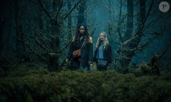 'Observadores' traz Dakota Fanning no papel de Mina, uma jovem que tem o carro quebrado em uma floresta isolada