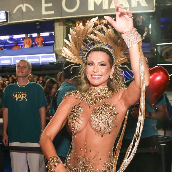 Lívia Andrade colocou o corpão para jogo em um look dourado que valorizou suas curvas