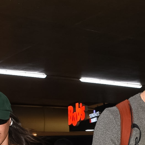 Bruna Marquezine e Shawn Mendes estão vivendo romance super 'shippado' nas redes sociais e qualquer detalhe vira motivo para a web ficar em polvora - como o chinelo da atriz