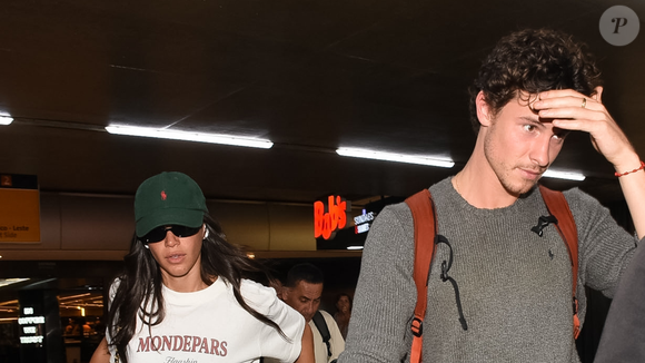 Bruna Marquezine e Shawn Mendes estão vivendo romance super 'shippado' nas redes sociais e qualquer detalhe vira motivo para a web ficar em polvora - como o chinelo da atriz