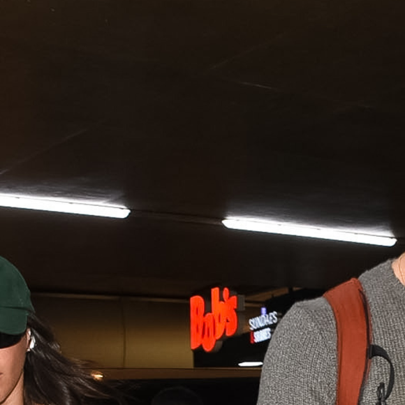 Bruna Marquezine e Shawn Mendes estão vivendo romance super 'shippado' nas redes sociais e qualquer detalhe vira motivo para a web ficar em polvora - como o chinelo da atriz
