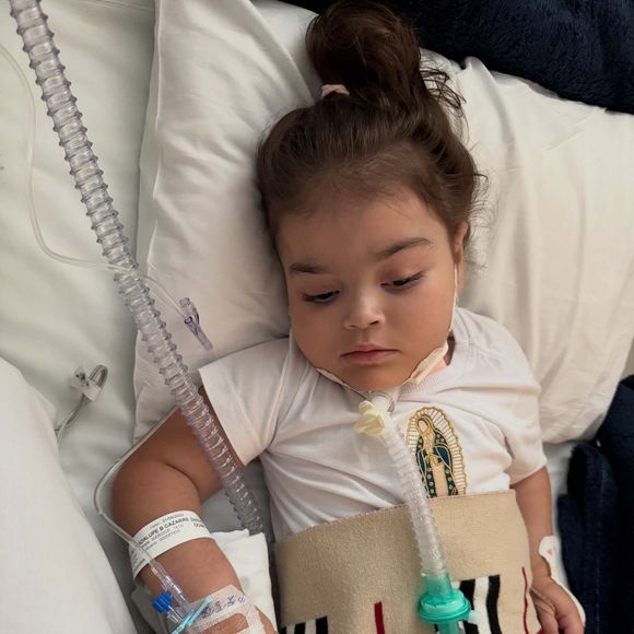 Letícia Cazarré está acompanhando a filha no hospital
