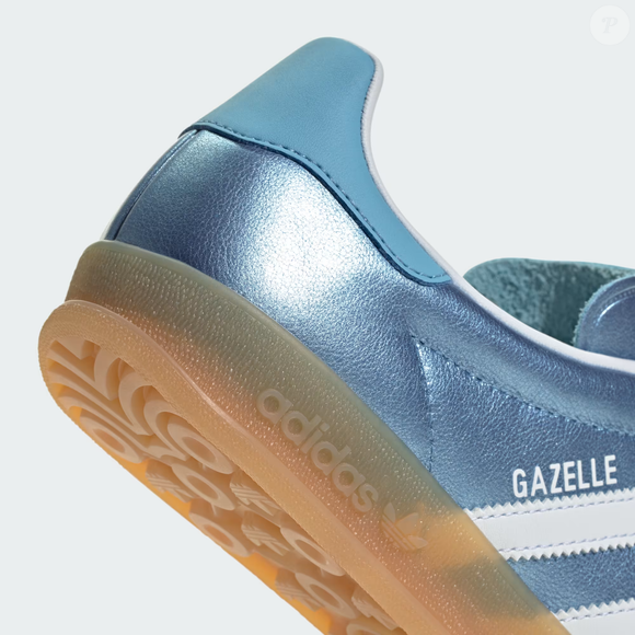 Originalmente criado para atletas de quadra, o Adidas Gazelle Indoor ganhou status de ícone fashion e agora retorna com uma versão metálica que não passa despercebida