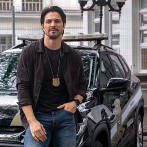 Paulinho (Rômulo Estrela) tem cuidado com seu novo carro na novela 'Três Graças'