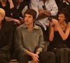 Muito além dos looks luxuosos do desfile de Inverno 2026 da Mondepars, um detalhe roubou completamente a cena: Bruna Marquezine apareceu filmando o evento de Sasha Meneghel com uma câmera vintage inspirada no universo retrô que virou febre entre fashionistas e criadores de conteúdo