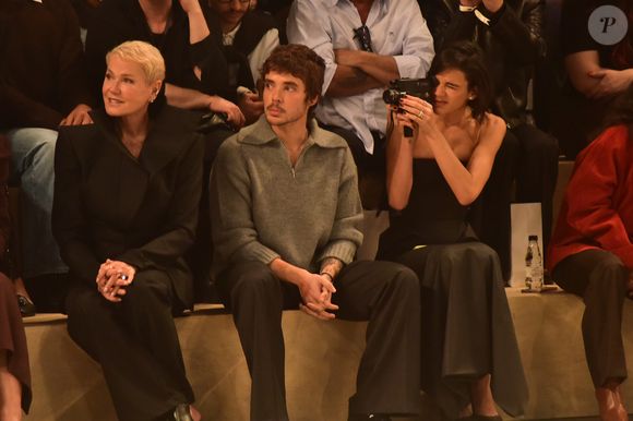 Muito além dos looks luxuosos do desfile de Inverno 2026 da Mondepars, um detalhe roubou completamente a cena: Bruna Marquezine apareceu filmando o evento de Sasha Meneghel com uma câmera vintage inspirada no universo retrô que virou febre entre fashionistas e criadores de conteúdo