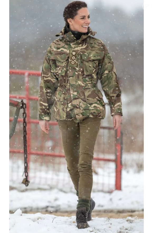 Em 2023, Kate Middleton já usou roupas nesse estilo militar/estampa camuflada. Segundo a Hello!, essa roupa usada por Charlotte poderia ser uma singela homenagem para sua mãe, Kate.