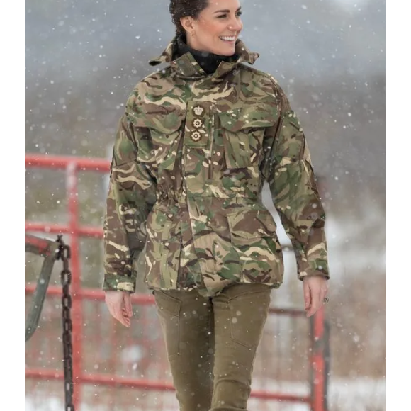 Em 2023, Kate Middleton já usou roupas nesse estilo militar/estampa camuflada. Segundo a Hello!, essa roupa usada por Charlotte poderia ser uma singela homenagem para sua mãe, Kate.