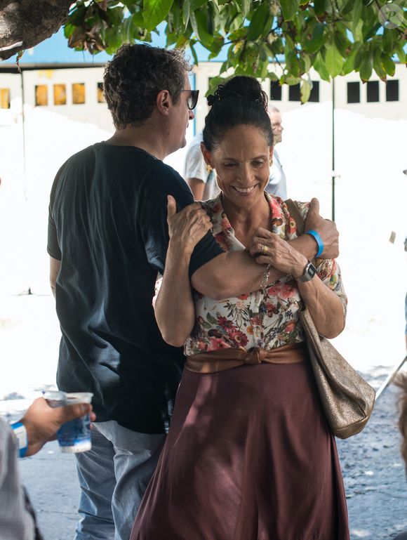 Kleber Mendonça Filho e Sônia Braga nos bastidores das gravações de 'Aquarius'