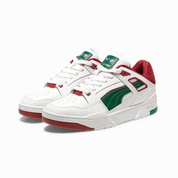 Com cabedal de couro, detalhes de camurça no calcanhar e faixa lateral Formstrip, o novo tênis da Puma aposta em diferentes texturas para destacar a identidade tricolor. O modelo estava à venda por R$ 899,99 no site da marca até o fechamento desta matéria