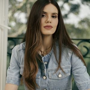 Camila Queiroz é a embaixadora e rosto da nova campanha de Primavera da marca Flor de Lis
