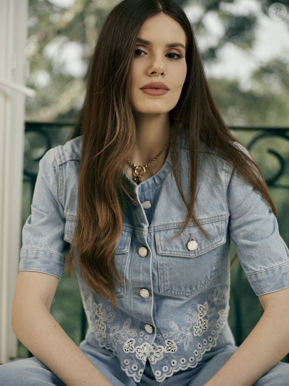Camila Queiroz é a embaixadora e rosto da nova campanha de Primavera da marca Flor de Lis