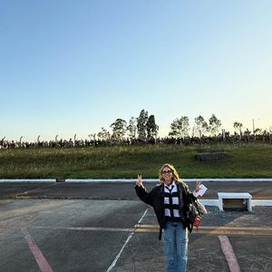 Virginia Fonseca combina jeans com jaqueta de couro antes de viajar de jatinho