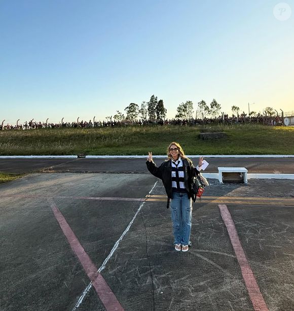 Virginia Fonseca combina jeans com jaqueta de couro antes de viajar de jatinho