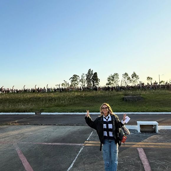 Virginia Fonseca combina jeans com jaqueta de couro antes de viajar de jatinho