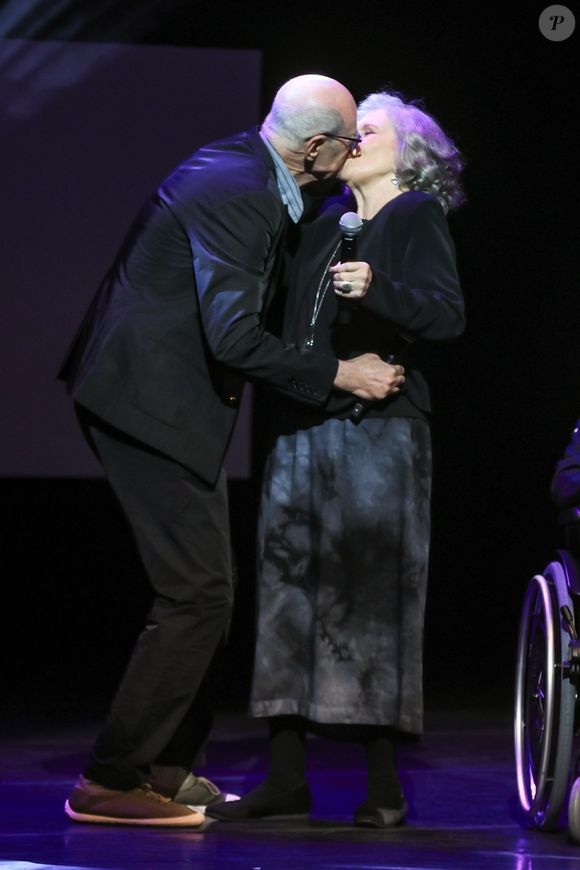 Irene Ravache foi surpreendida com beijo de Marcos Caruso em premiação em julho de 2025