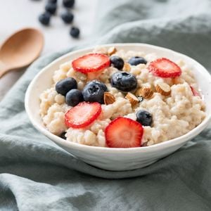 Aveia pode ser mais eficaz quando consumida à noite, segundo estudos recentes