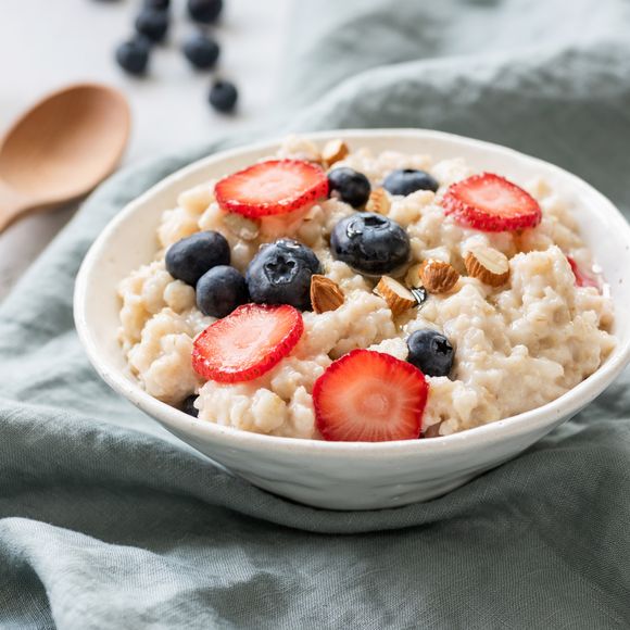 Aveia pode ser mais eficaz quando consumida à noite, segundo estudos recentes