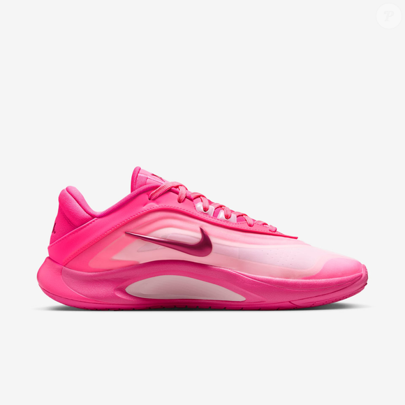 Novo tênis 'Pantera Cor-de-Rosa' da Nike chega ao Brasil por R$ 899,99 e aposta no visual chamativo para conquistar os fãs da tendência