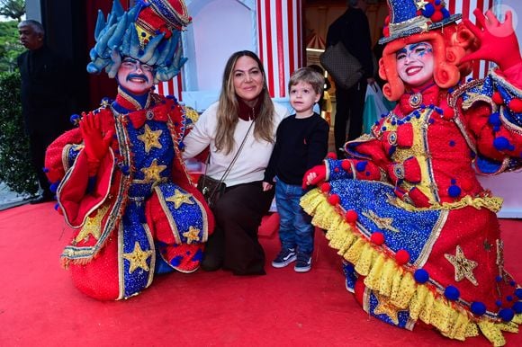 A promoter Carol Sampaio com o filho no aniversário de 1 ano de Bento, filho de Thiaguinho e Carol Peixinho