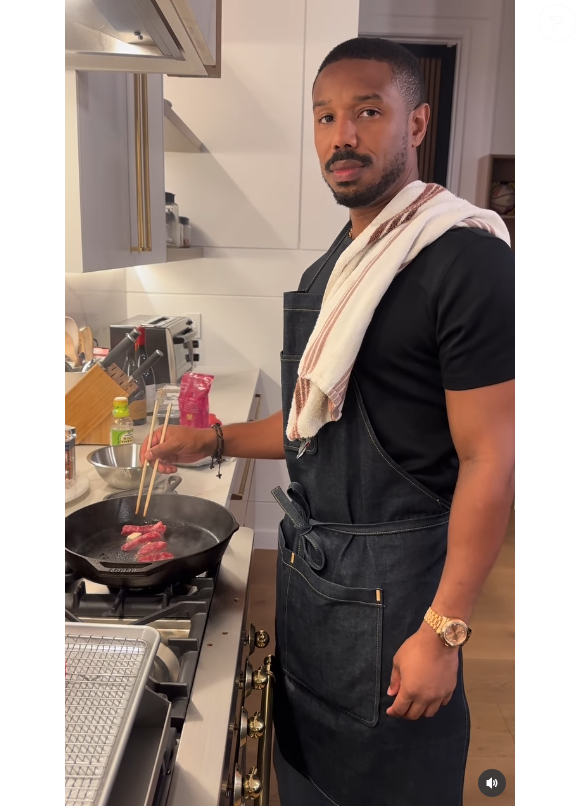 "Se ele não se alimentar direito, não vai ter a aparência que precisa. Eu o coloco de dieta seis dias por semana e, no domingo, ele pode comer o que quiser. É uma recompensa, mas também ajuda o corpo – ter um dia livre acelera o metabolismo", disse o nutricionista de Michael B. Jordan