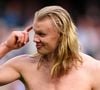 Erling Haaland faz sucesso com seu cabelo comprido em formato de coque durante as partidas de futebol