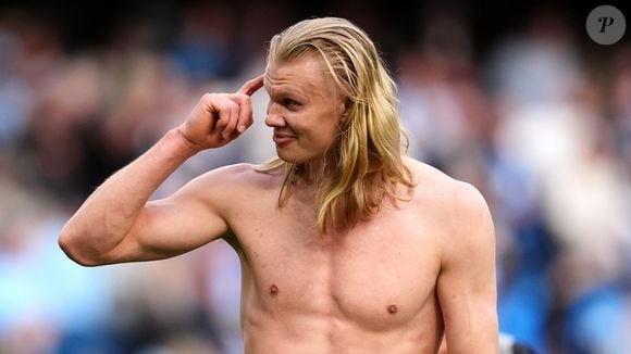 Erling Haaland faz sucesso com seu cabelo comprido em formato de coque durante as partidas de futebol