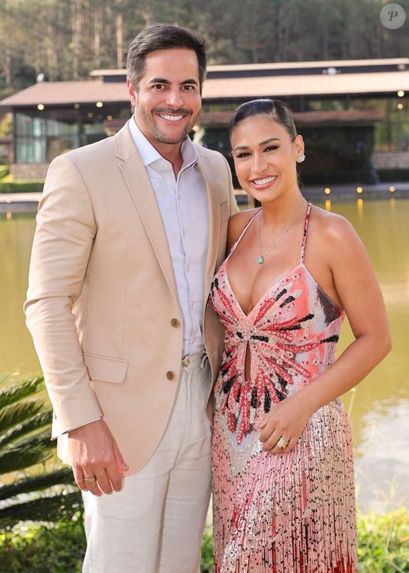 Simone Mendes ‘cantando ‘eu sou apenas o P do pecado’’, debochou um internauta. ‘Kaká Diniz mostrando na prática o que o desfile da escola estava criticando’, analisou um perfil