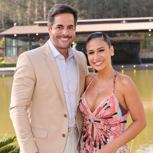 Simone Mendes ‘cantando ‘eu sou apenas o P do pecado’’, debochou um internauta. ‘Kaká Diniz mostrando na prática o que o desfile da escola estava criticando’, analisou um perfil