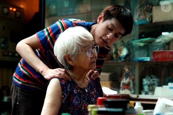 Entre os hábitos mais tradicionais, está esfoliar a pele a seco usando uma bucha vegetal ou escova de banho