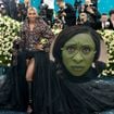A bruxa está solta (e chiquérrima!): Cynthia Erivo, a Elphaba de 'Wicked', BRILHA no MET Gala 2025 com blazer bordado e saia de tule