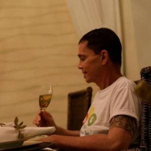 A mansão de Netinho em Guarajuba, na Bahia, foi anunciada para venda em 2021 por cerca de R$ 6 milhões. Na época, uma fonte próxima ao artista contou ao portal Anota Bahia que ele pretendia comprar um apartamento mais simples, em um condomínio afastado, em Praia do Forte. A propriedade de 4.000 m² ficou conhecida pelas festas e pela piscina em formato de violão