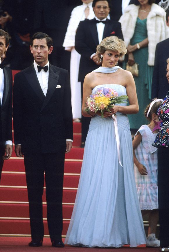O traje permanece como marco da chamada fase “Famous Five” — cinco vestidos icônicos (incluindo um vermelho, um preto e o próprio azul “Swan Lake”) criados entre 1995 e 1997 –, quando Diana consolidou um estilo sofisticado e seguro, recém-emancipada e vivaz.