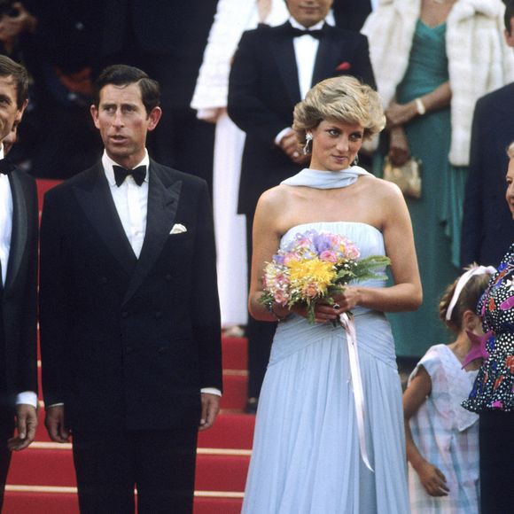 O traje permanece como marco da chamada fase “Famous Five” — cinco vestidos icônicos (incluindo um vermelho, um preto e o próprio azul “Swan Lake”) criados entre 1995 e 1997 –, quando Diana consolidou um estilo sofisticado e seguro, recém-emancipada e vivaz.
