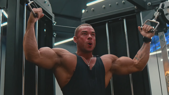 32 anos, nascido na terra de Lula e 85 kg de puro músculo: quem é o brasileiro coroado pelo próprio Arnold Schwarzenegger em famosa competição internacional fisiculturismo