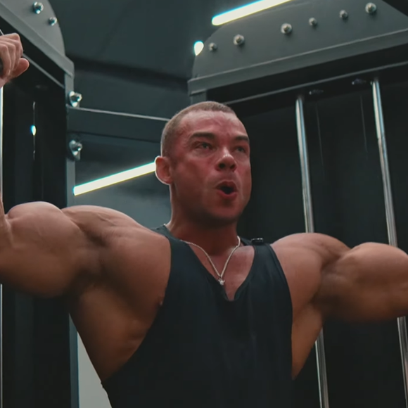 32 anos, nascido na terra de Lula e 85 kg de puro músculo: quem é o brasileiro coroado pelo próprio Arnold Schwarzenegger em famosa competição internacional fisiculturismo