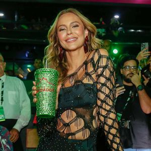 O look preto de Paolla Oliveira valorizou o corpo da atriz, que fará seu último desfile no posto de Rainha de Bateria da Grande Rio