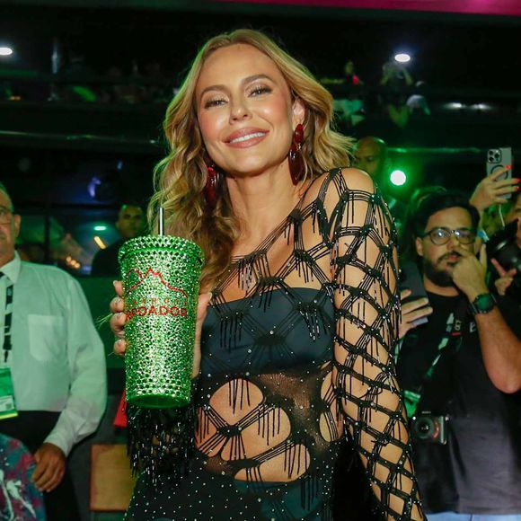 O look preto de Paolla Oliveira valorizou o corpo da atriz, que fará seu último desfile no posto de Rainha de Bateria da Grande Rio