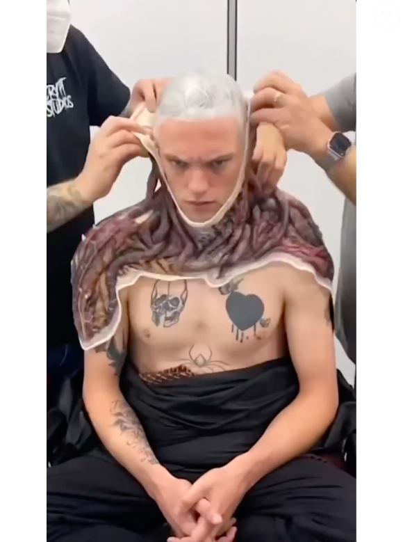 Em seguida, o ator recebe uma capa do seu figurino sobre os ombros