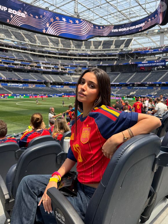 Enquanto a Espanha venceu a Bélgica por 2 a 1 na Copa do Mundo, o vermelho "bandeira da Espanha" também ganhou destaque no universo da moda