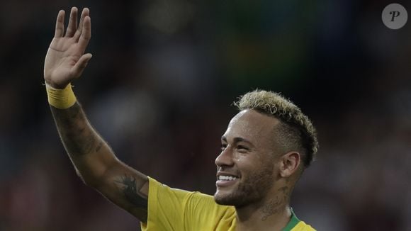 Neymar manteve o estilo alegre, porém está mais discreto, sério e dedicado na concentração da Copa 2026