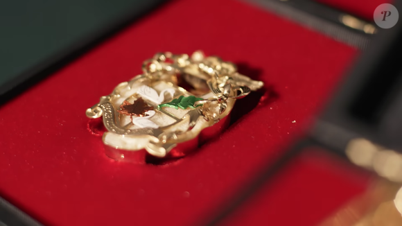 Com o osso do outro joelho, Elton John escolheu fazer um broche, também de ouro, que chama atenção por sua beleza