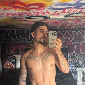 Bruno Paz, além de ator pornô popular no X, onde acumula mais de 400 mil seguidores, também é DJ