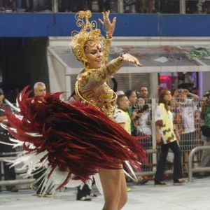 2013 - Ana Hickmann desfila como madrinha da escola de samba Vai-Vai