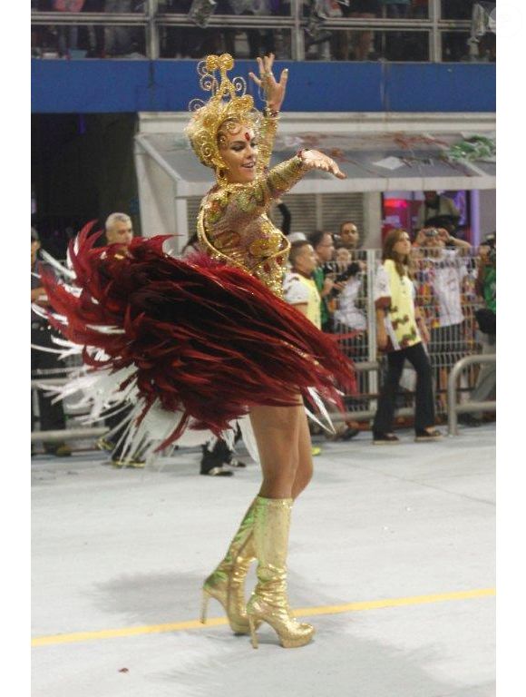2013 - Ana Hickmann desfila como madrinha da escola de samba Vai-Vai