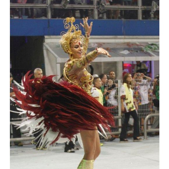 2013 - Ana Hickmann desfila como madrinha da escola de samba Vai-Vai
