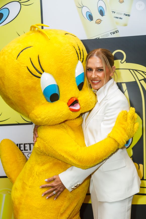 Atriz destaca tendência de alfaiataria feminina moderna em aparição pública com estética minimalista