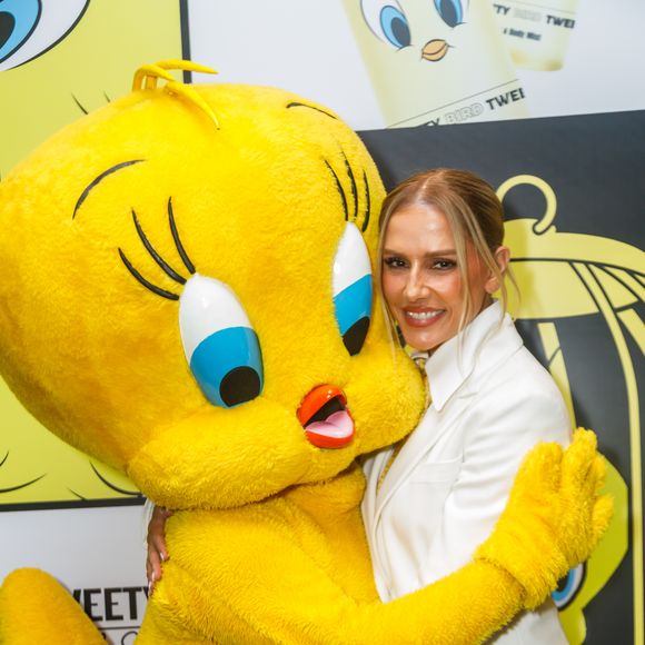 Atriz destaca tendência de alfaiataria feminina moderna em aparição pública com estética minimalista