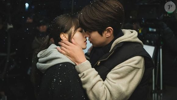 Além da história de amor impecável do casal, uma cena específica de Park Bo-young está dividindo opiniões