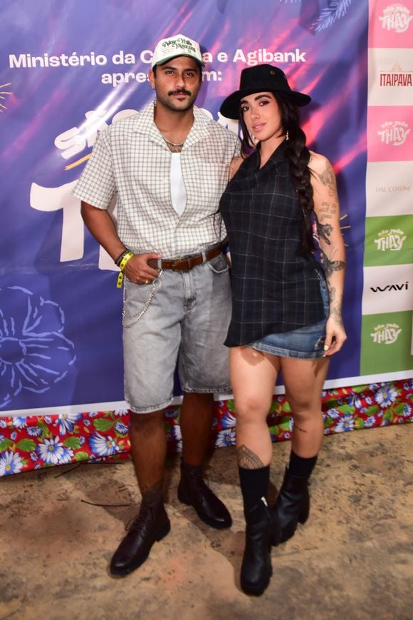 De botas, Giovanna e Lucas Pizane combinaram o xadrez com o jeans em seus looks